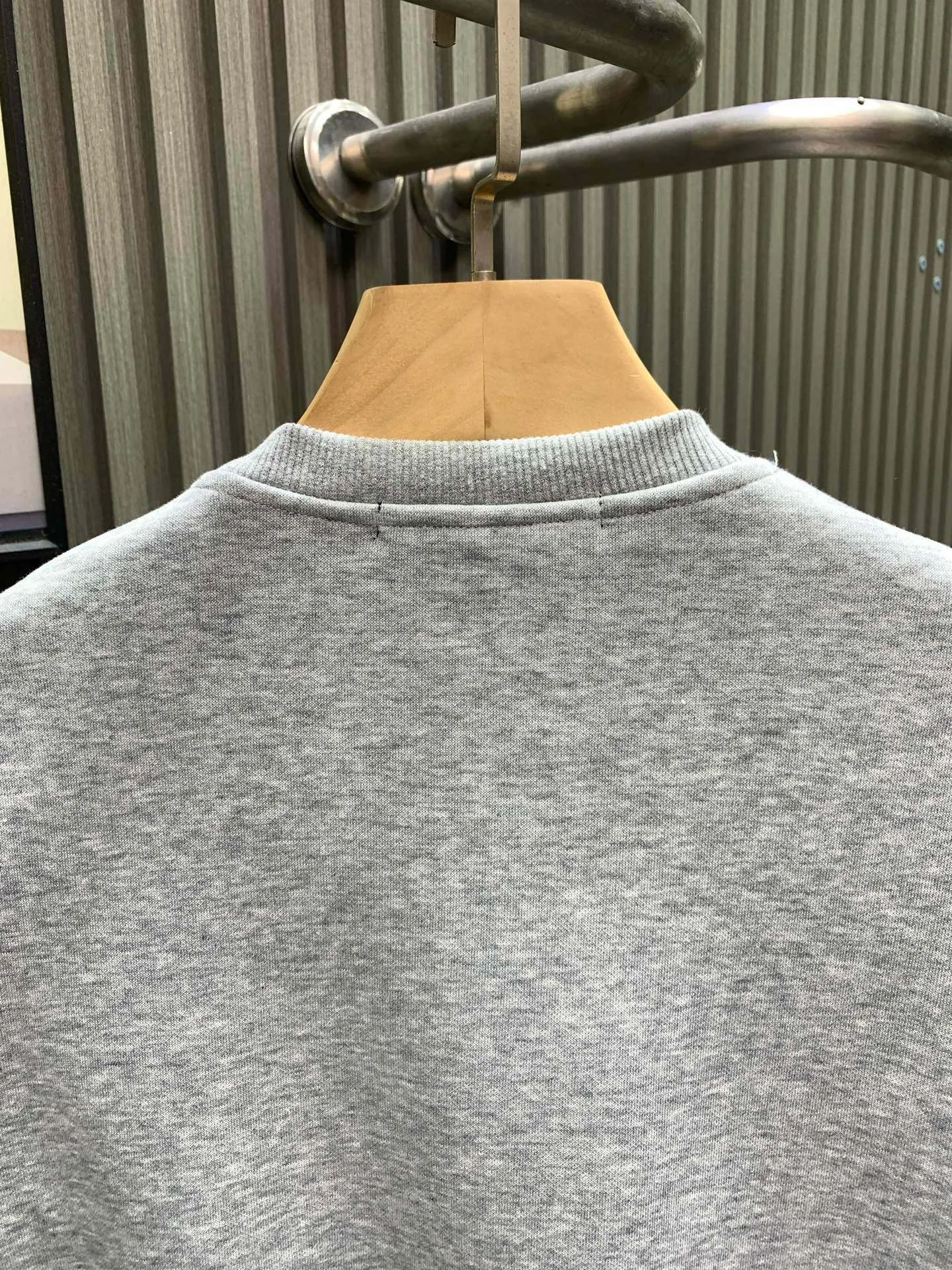 🅿️250 🀄️ Louis Vuitton LOUIS VUITTON high quality 2025 autumn and winter official website new classic letter printed catwalk style pullover round neck sweatshirt 400 grams of pure cotton ➕ silver fox velvet The master personally designed the trendy brand new printed round neck pullover sweatshirt, fashionable and individual, super versatile and good-looking, the same style for men and women, a must-have for everyone, hangtag, collar label, washed wheat, three complete labels